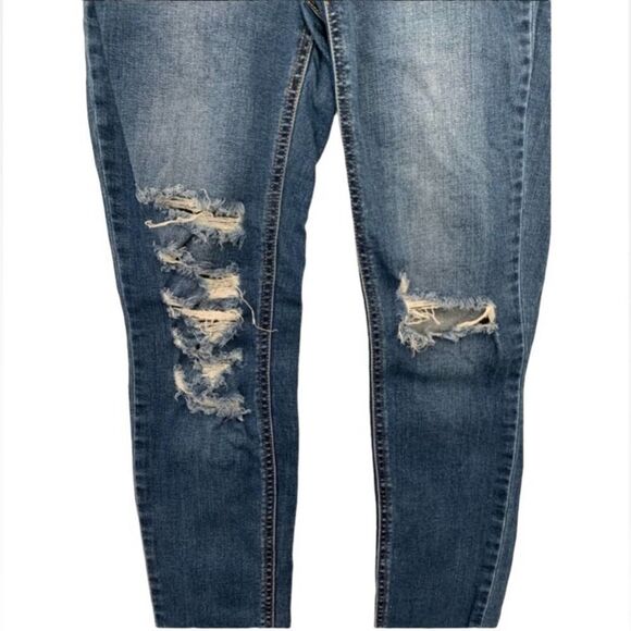 Cello Women’s Junior Medium Wash Skinny Distressed Straight Leg Jean Size 5 - Picture 3 of 7